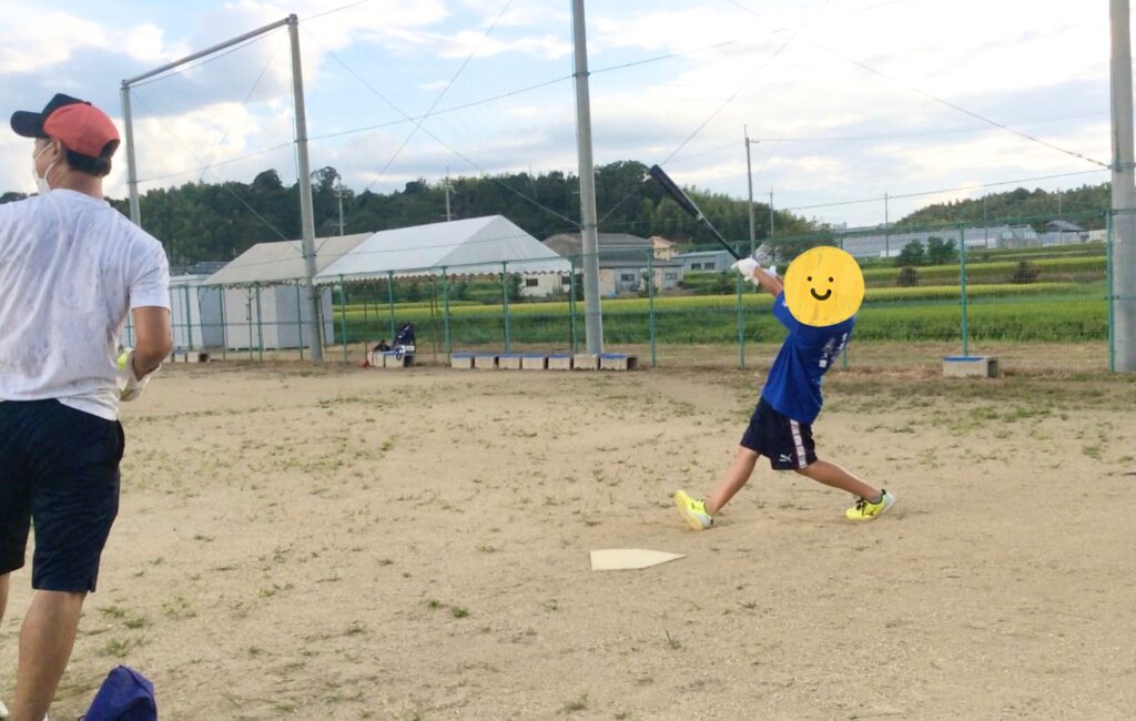 中学2年生の男の子が野球の個人レッスンを受けている様子