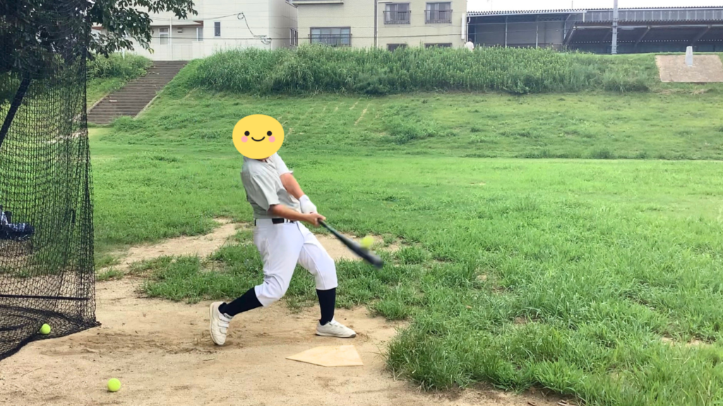 京都の体験野球レッスンでロングティーに取り組む中学1年生