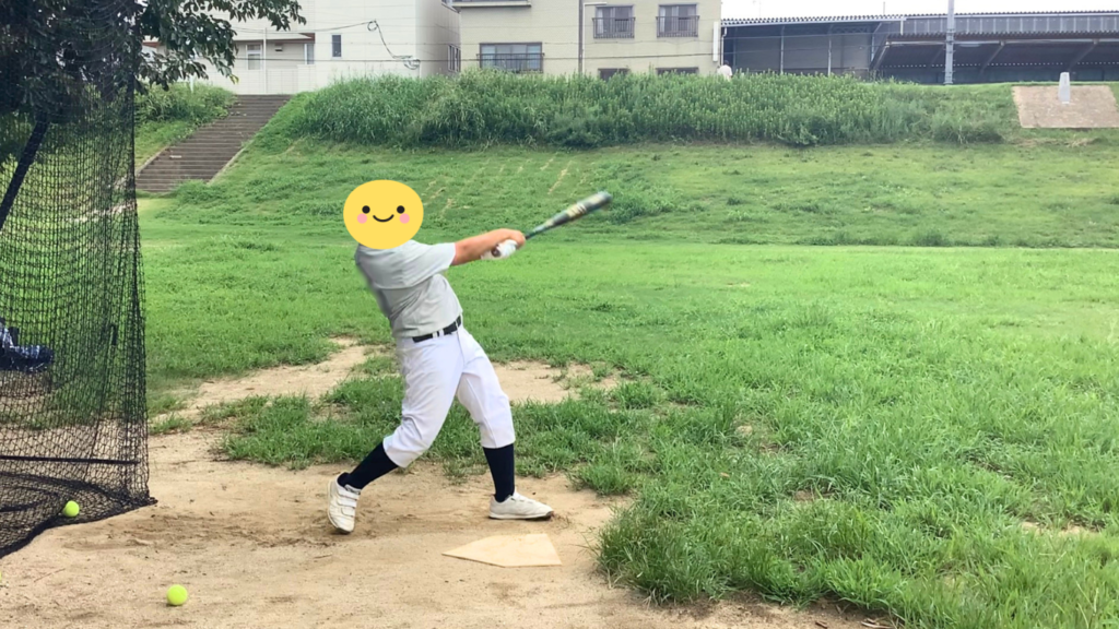 ロングティーでバットを振る中学1年生